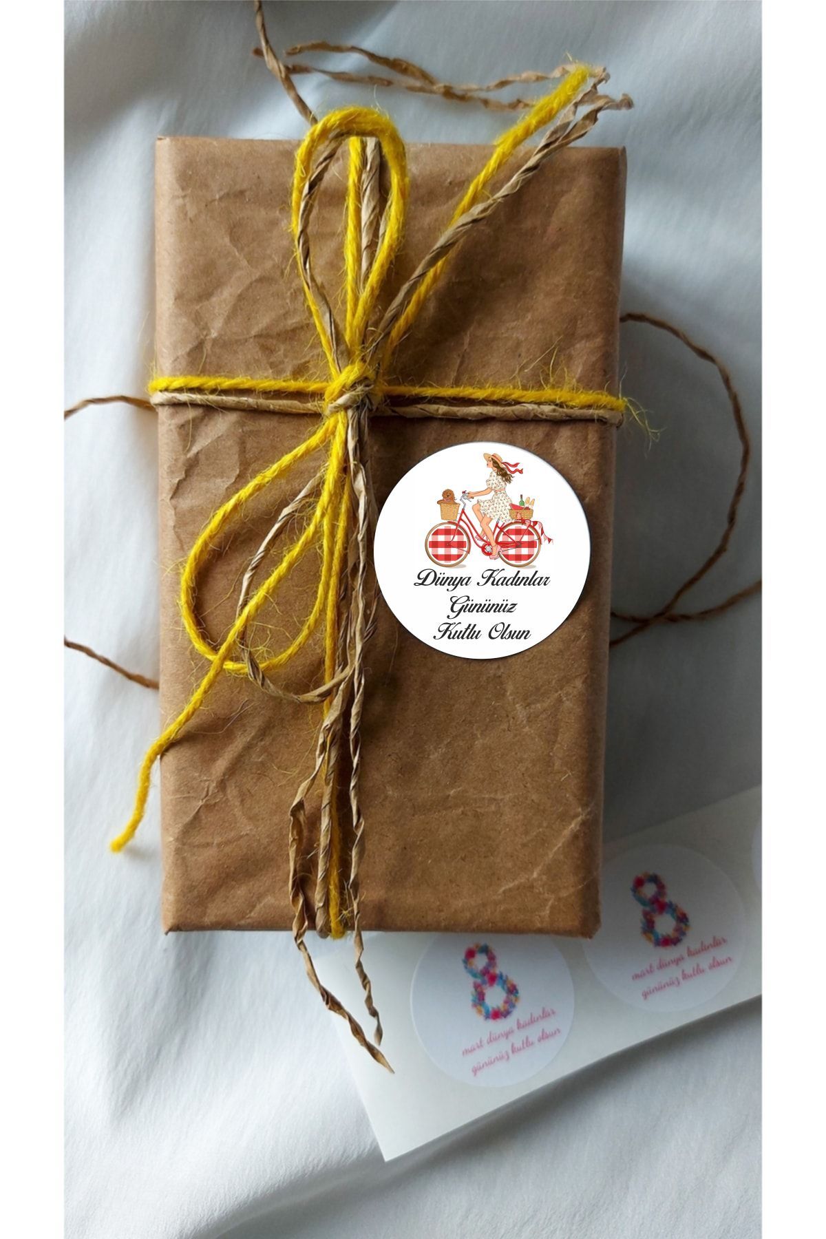 Bisikletli Kadınlar Günü Sticker 3x3 cm 70 adet - Etiket