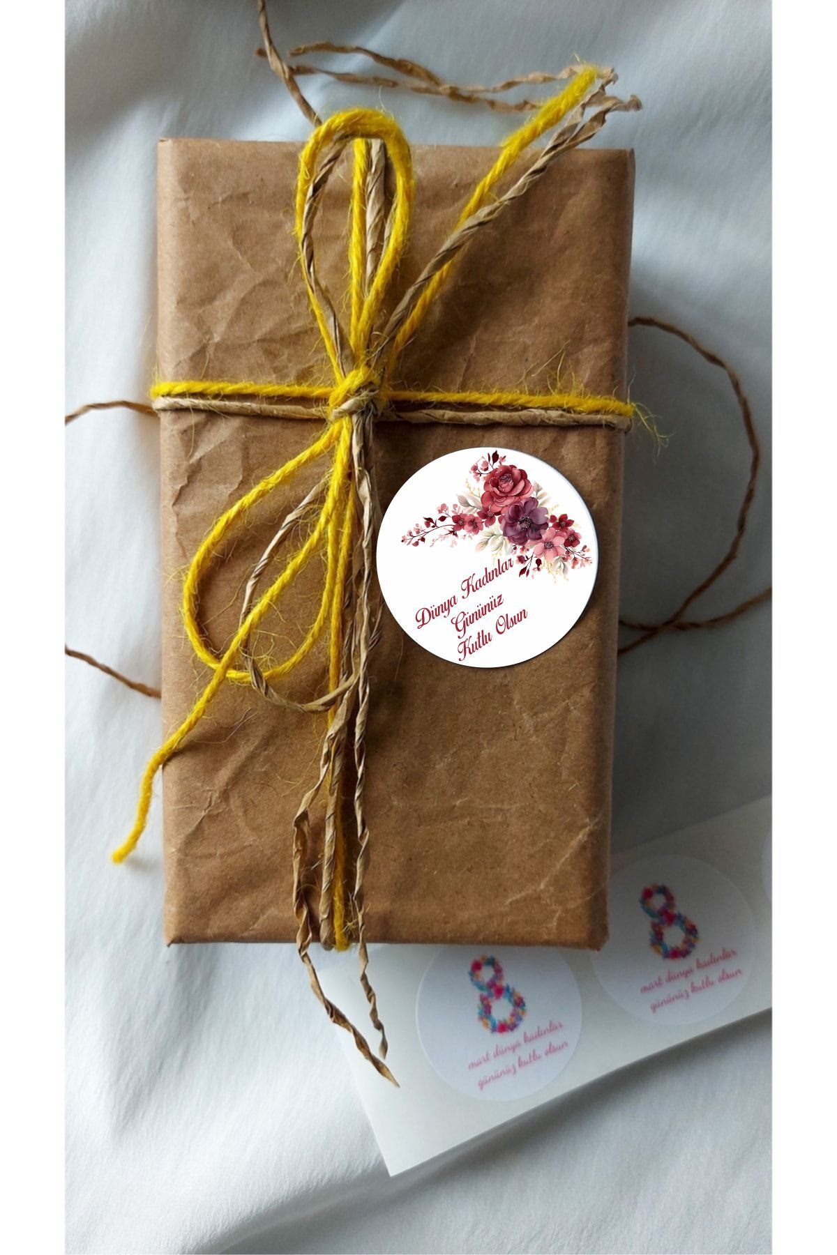 Kadınlar Günü Bordo Çiçek Yuvarlak Sticker - 24 Adet Süsleme, Hediye, Paketleme Sticker KG8