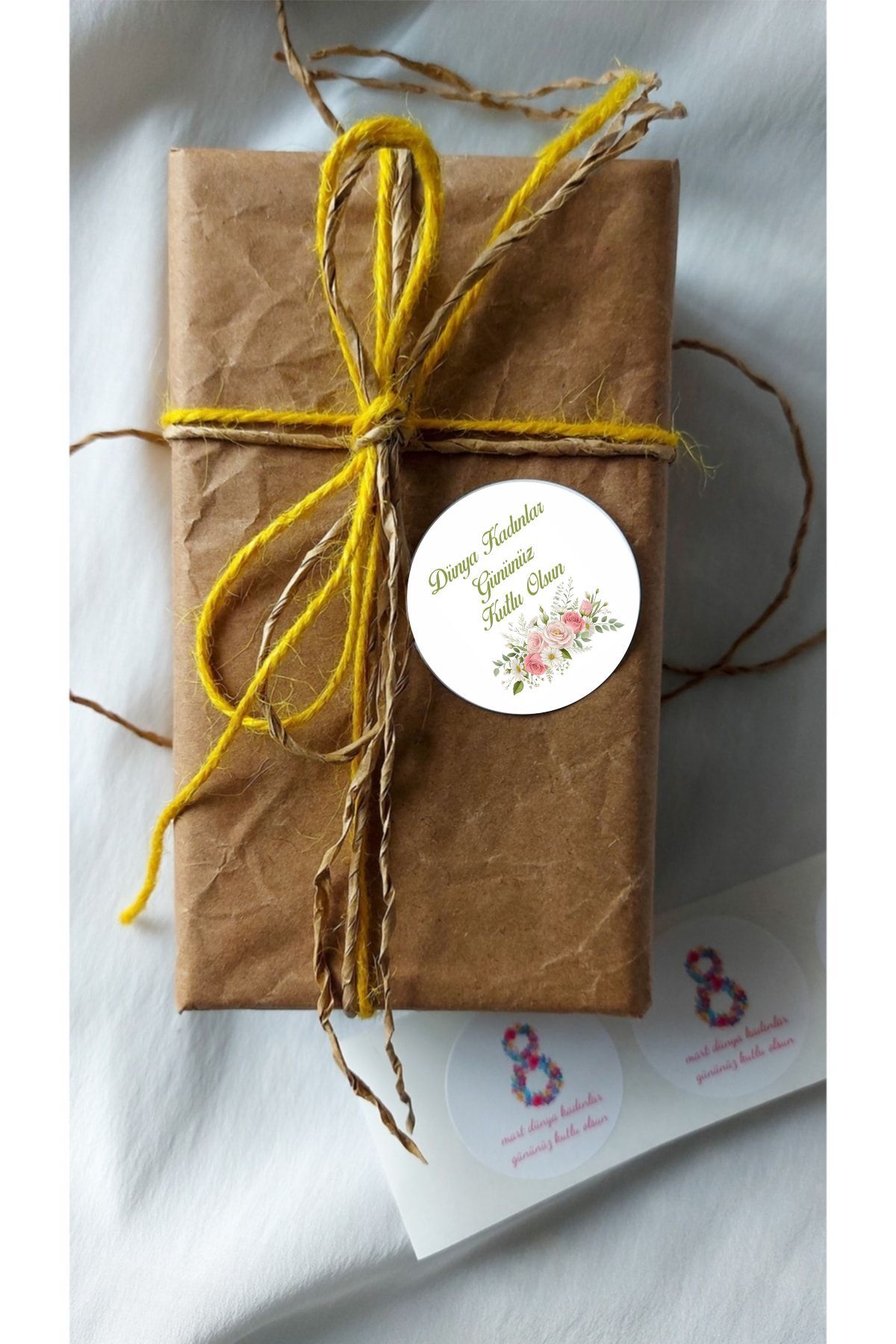Kadınlar Günü Çiçek Yuvarlak Sticker - 24 Adet Süsleme, Hediye, Paketleme Sticker KG4