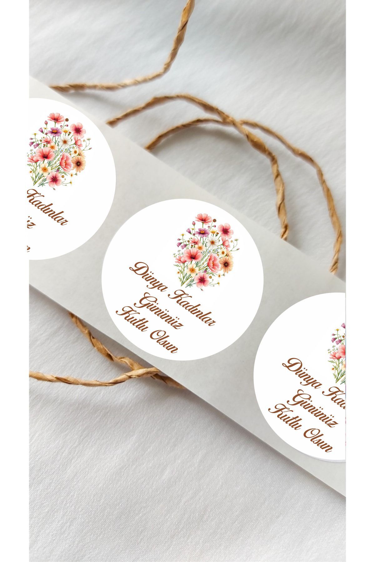 Kadınlar Günü Tasarım Yuvarlak Sticker - 24 Adet Süsleme, Hediye, Paketleme Sticker KG1